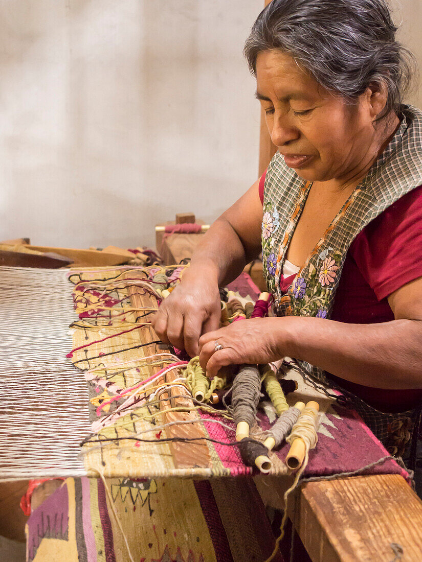 Zapotec woman weaving a rug on a floor … – Bild kaufen – 71150055 Image ...