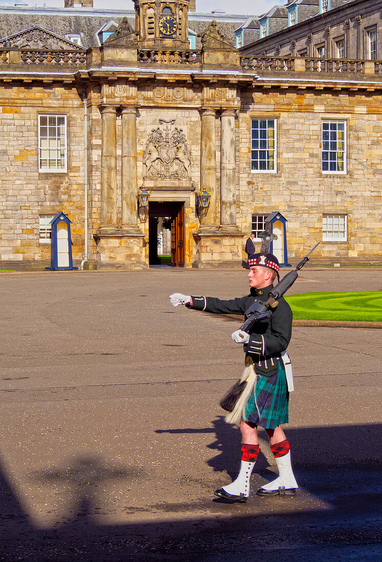 Guard of The Palace of Holyrood House, Edinburgh, Lothian, Scotland, United Kingdom, Europe