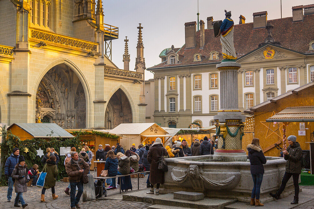 Christmas Market and Cathedral in Munsterplatz, Bern, Jungfrau region, Bernese Oberland, Swiss Alps, Switzerland, Europe