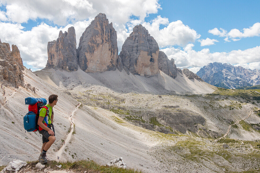 Hicker admire the Three Peaks of Lavaredo, Sesto Dolomites, Trentino Alto Adige, Italy, Europe