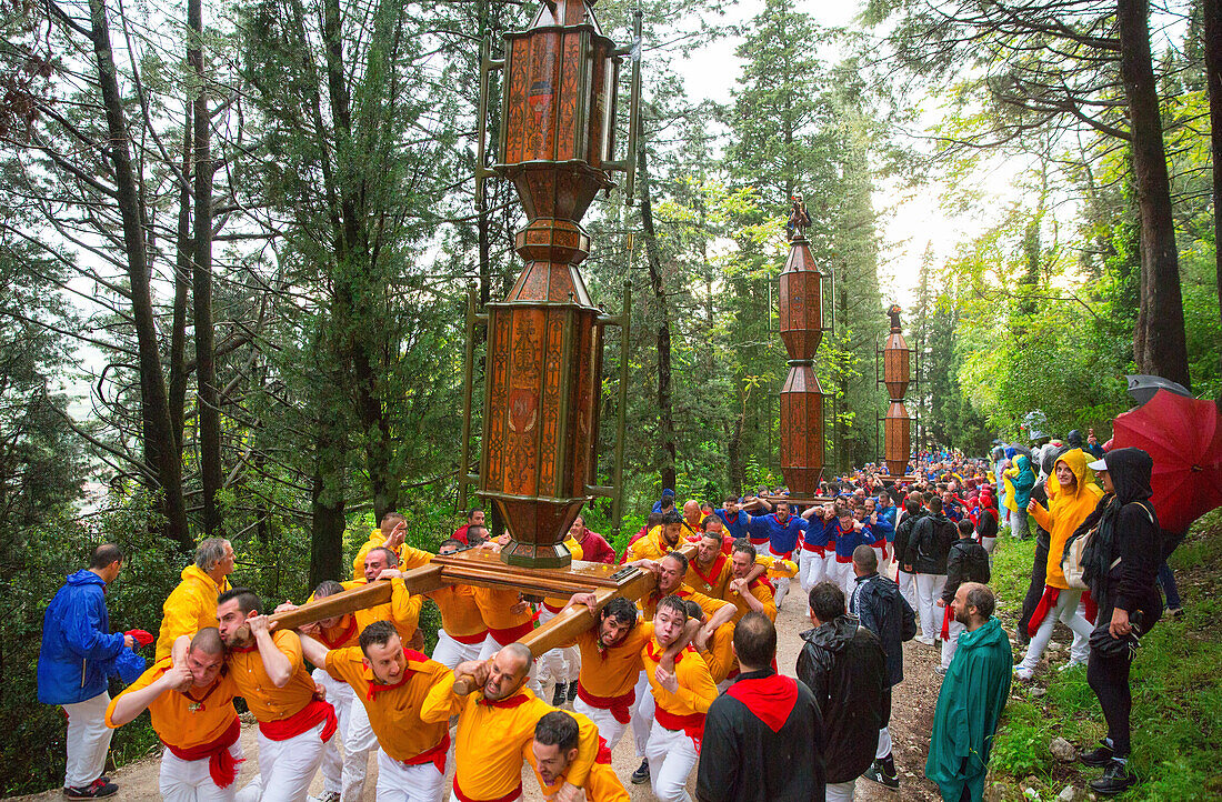 Europe, Italy, Umbria, Perugia district, Gubbio, The crowd and the Race of the Candles