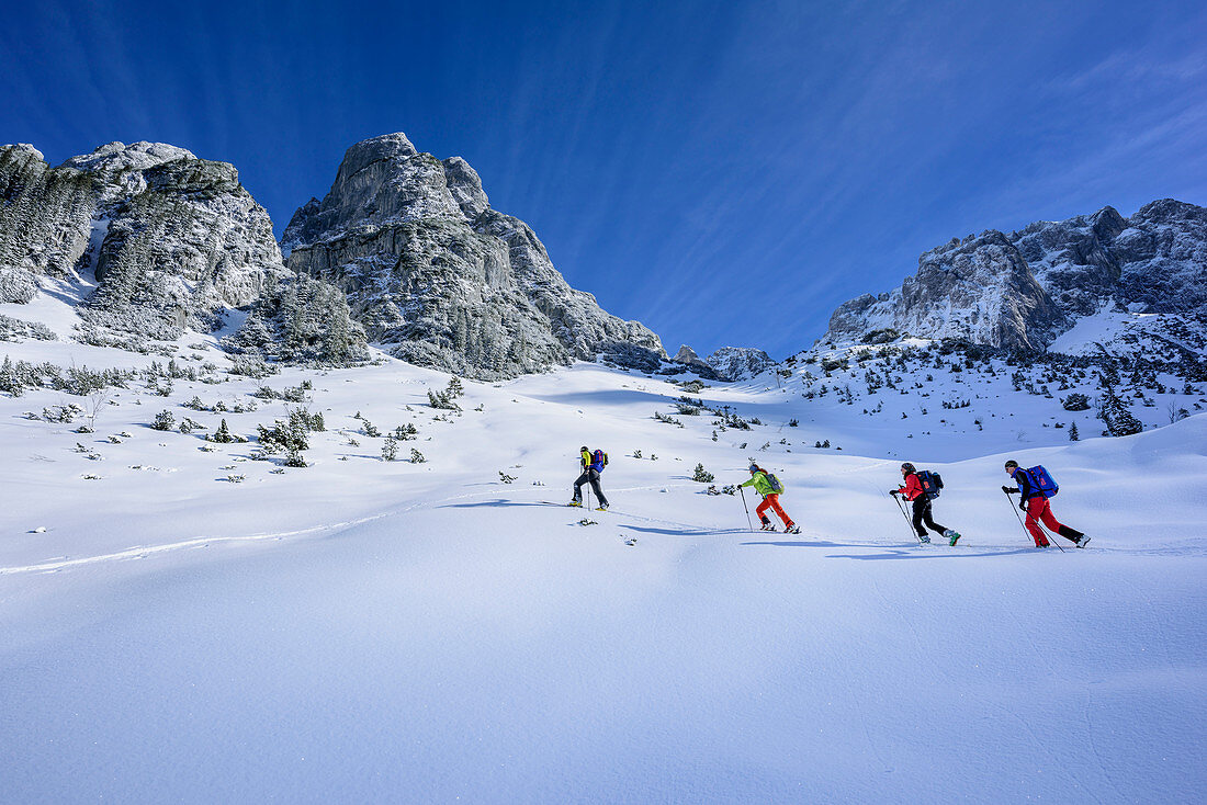 Mehrere Personen auf Skitour steigen zur Manndlkogelscharte auf, Manndlkogelscharte, Gosaukamm, Dachstein, UNESCO Welterbe Salzkammergut-Dachstein, Salzburg, Österreich