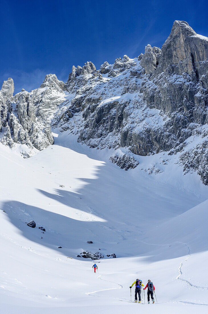 Drei Personen auf Skitour steigen zur Manndlkogelscharte auf, Manndlkogelscharte, Gosaukamm, Dachstein, UNESCO Welterbe Salzkammergut-Dachstein, Salzburg, Österreich