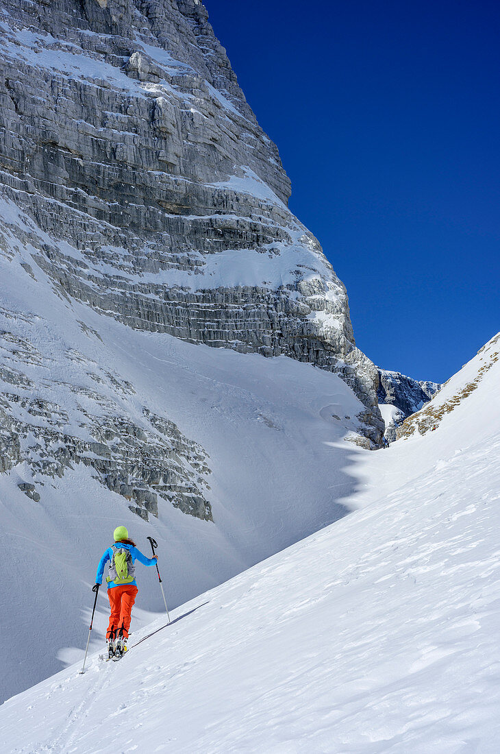 Frau auf Skitour steigt zur Bärenlahnscharte auf, Forcella Lavinal dell' Orso, Bärenlahnscharte, Julische Alpen, Friaul, Italien