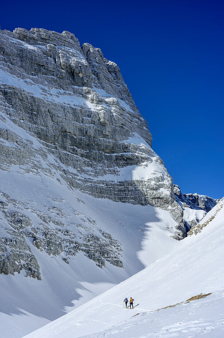 Zwei Personen auf Skitour steigen zur Bärenlahnscharte auf, Forcella Lavinal dell' Orso, Bärenlahnscharte, Julische Alpen, Friaul, Italien
