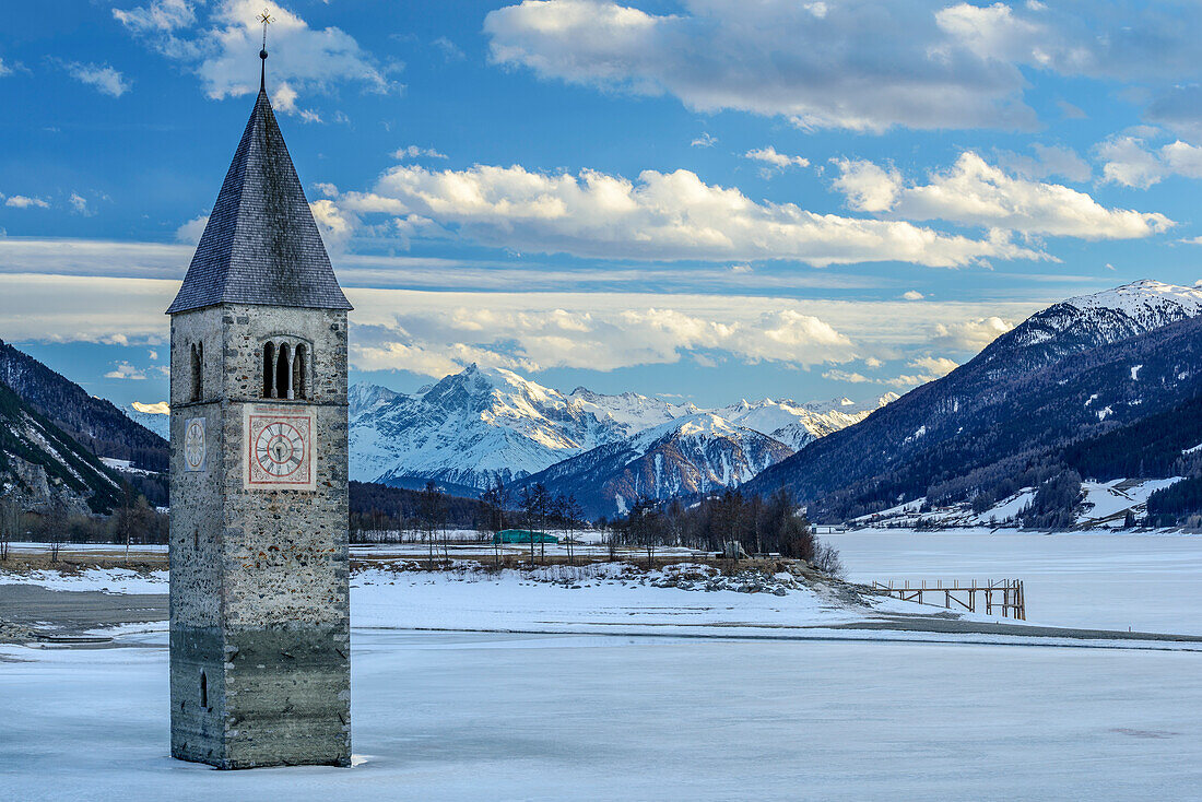Kirchturm von Reschen im vereisten Reschensee, Ortler im Hintergrund, Reschensee, Vinschgau, Südtirol, Italien