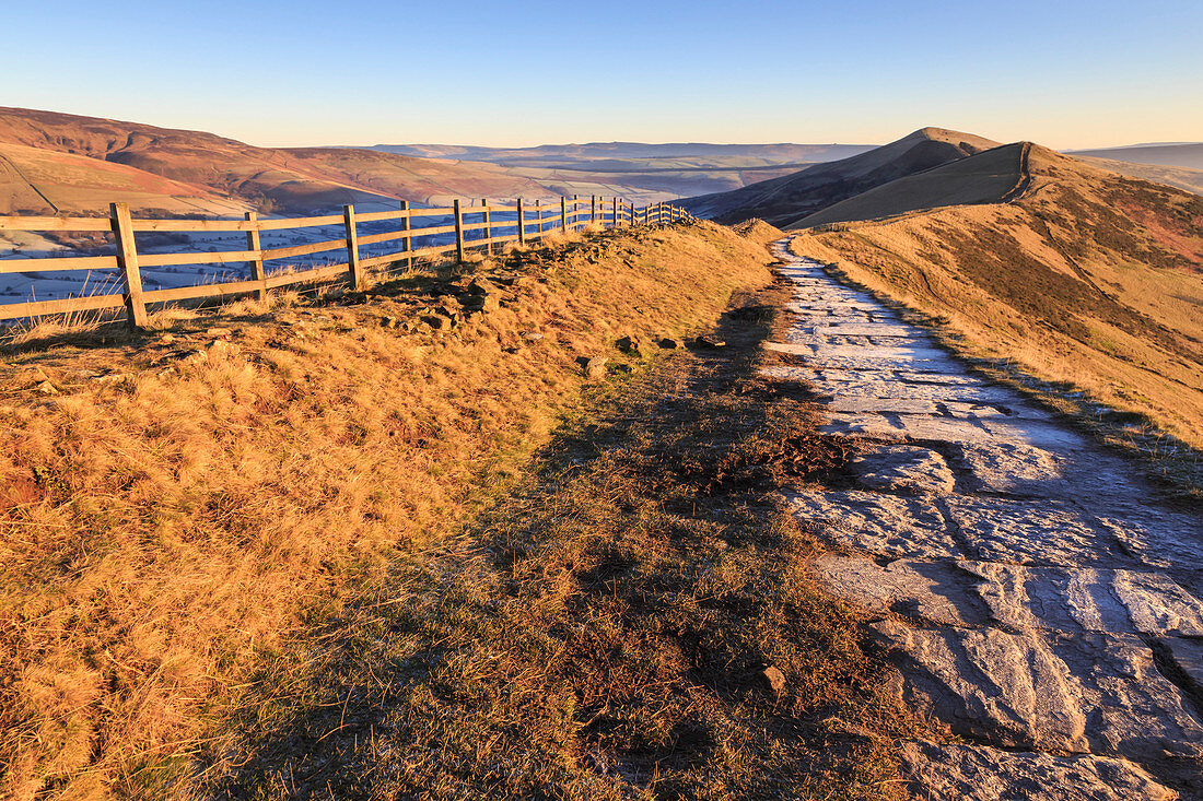 Frosty morning, Great Ridge, Hollins Cross to Mam Tor, Edale Valley, Castleton, Peak District National Park, Derbyshire, England, United Kingdom, Europe
