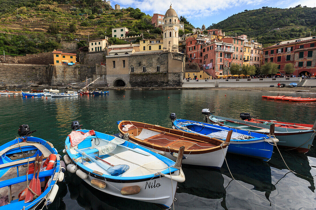 Colourful village houses and boats in harbour, Vernazza, Cinque Terre, UNESCO World Heritage Site, Ligurian Riviera, Liguria, Italy, Europe