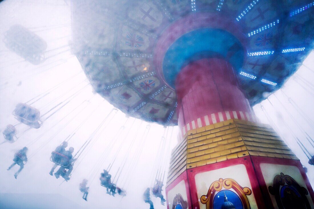 Primer plano de la noria con gente irreconocible en movimiento. Winter Wonderland, Hyde Park, London, UK, Europa.