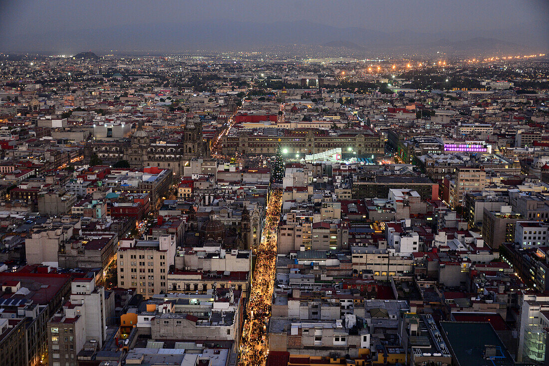 Abendlicher Blick zum Zocalo vom Torre Latino America, Mexico City, Mexiko