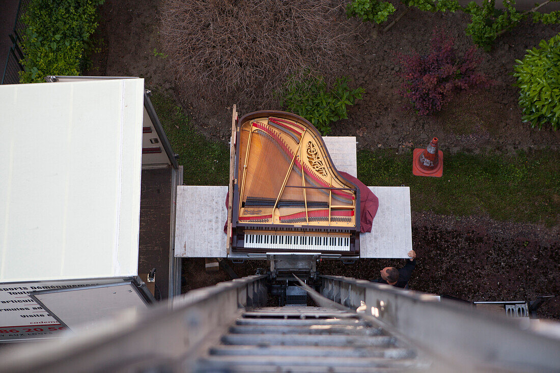 France, southern suburbs of Paris, Sceaux, moving of a piano from a flat on the 4th floor