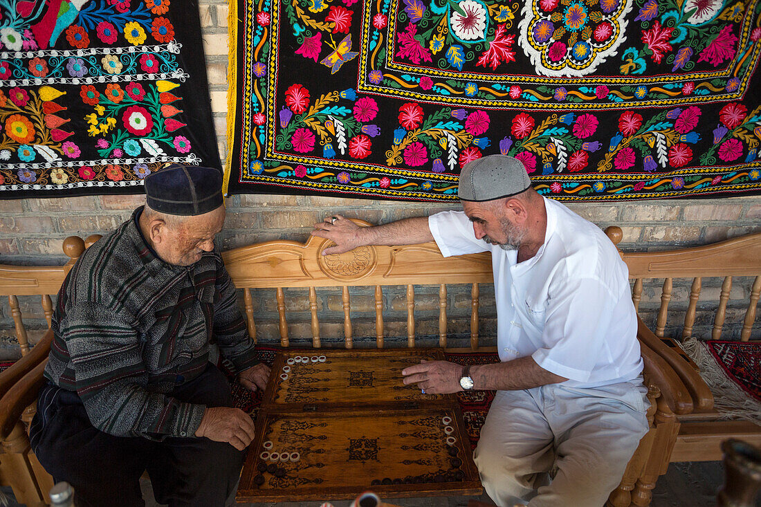 Usbekistan, Bukhara, men Playing Backgamon