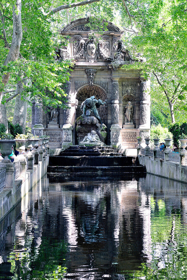 France, Paris 6th district, Jardin du Luxembourg, green oasis at the heart of Paris, bronze statues and classical fountain bringing a little freshness