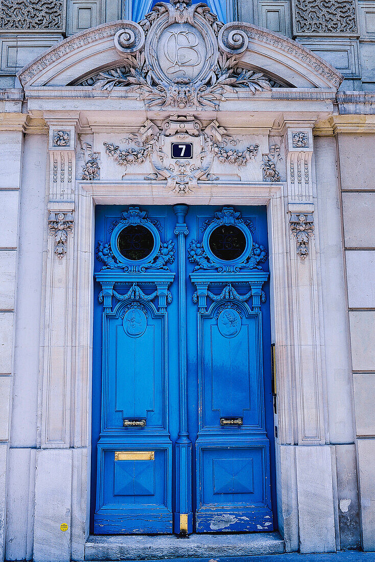 France, Paris 6th district, entrance porch of an old Haussmanian building in front of the Jardin du Luxembourg