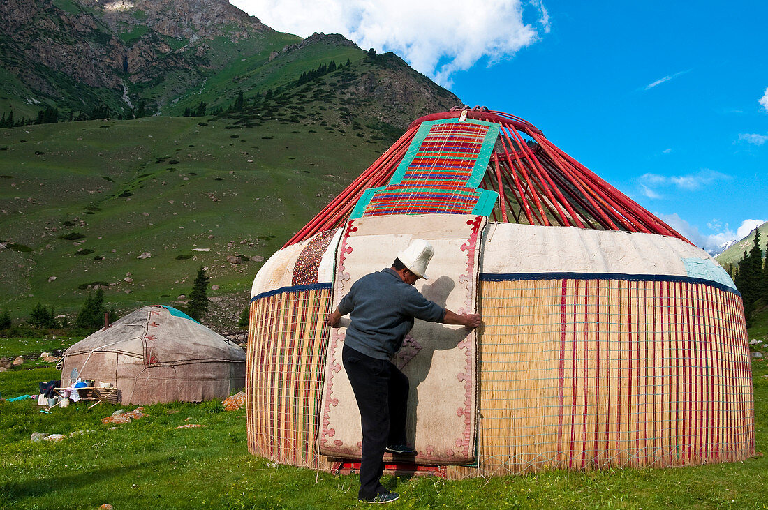 Kyrgyzstan, Issyk Kul Province (Ysyk-Kol), Juuku valley, yurt settlement, supporting the main part of the roof (tundunk) to plant sticks that will compose the final structure