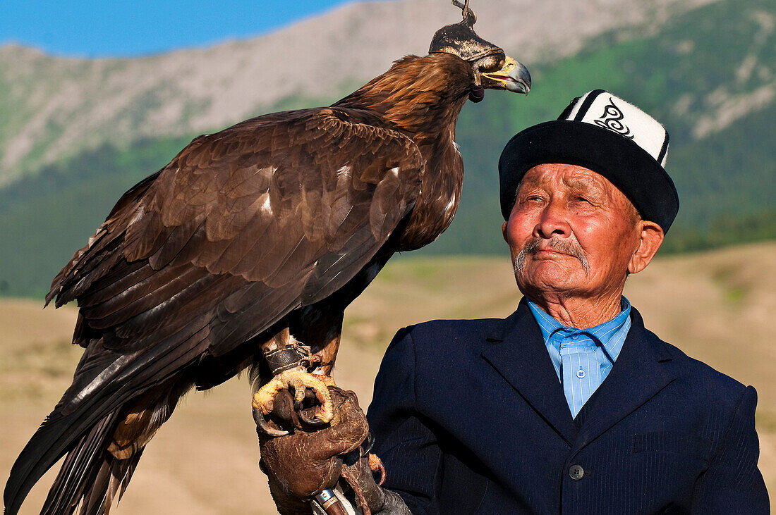 Kyrgyzstan, Issyk Kul Province (Ysyk-Kol), Juuku valley, the falconer Alymkul Obolbekovs