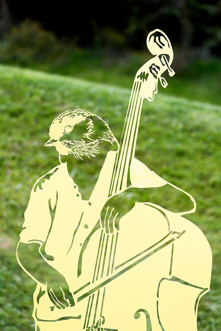 France, Paris. Val de Marne. Vincennes. Parc Floral de Vincennes. The Aquatic Garden. Decorative sculpture of a bird playing the cello