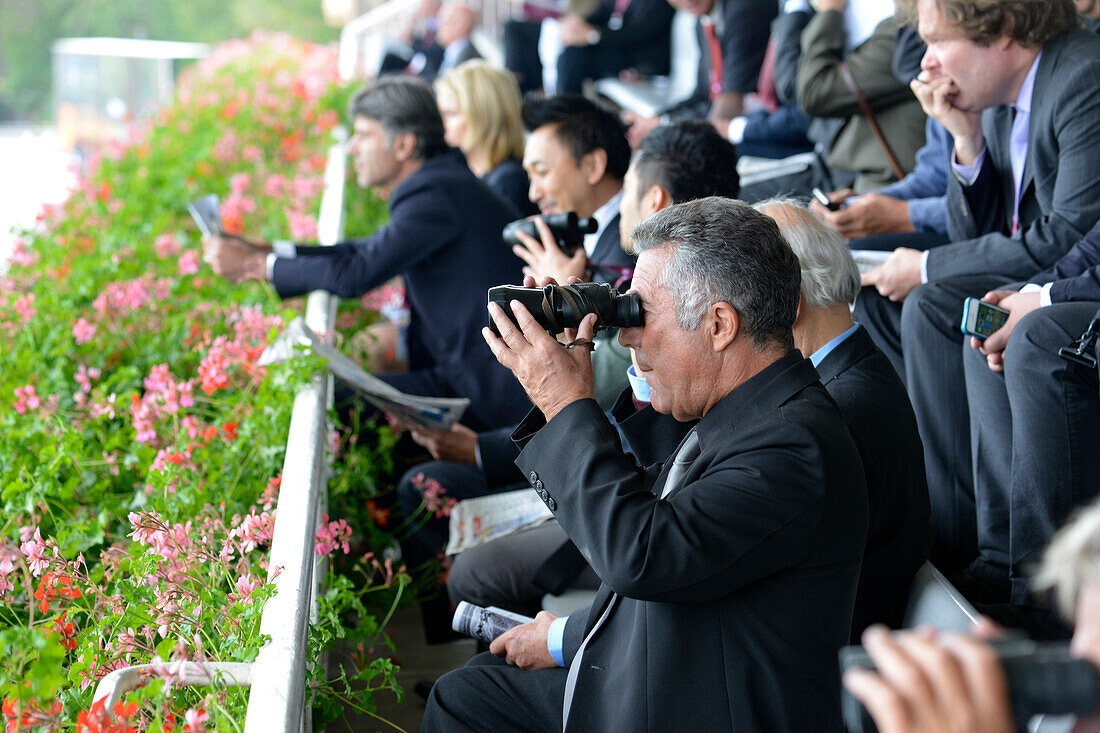 France, Paris 16th district, Longchamp Racecourse, Qatar Prix de l'Arc de Triomphe on October 4th and 5th 2014, Man watching the horse race through binoculars