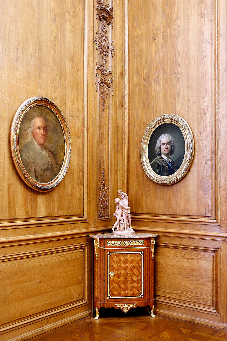 'France, Paris, 8th arr, Petit Palais. Low corner cabinet with clay statuette on it, on the left: painting of Benjamin Franklin, on the right; painting of Louis-Michel Van Loo.'