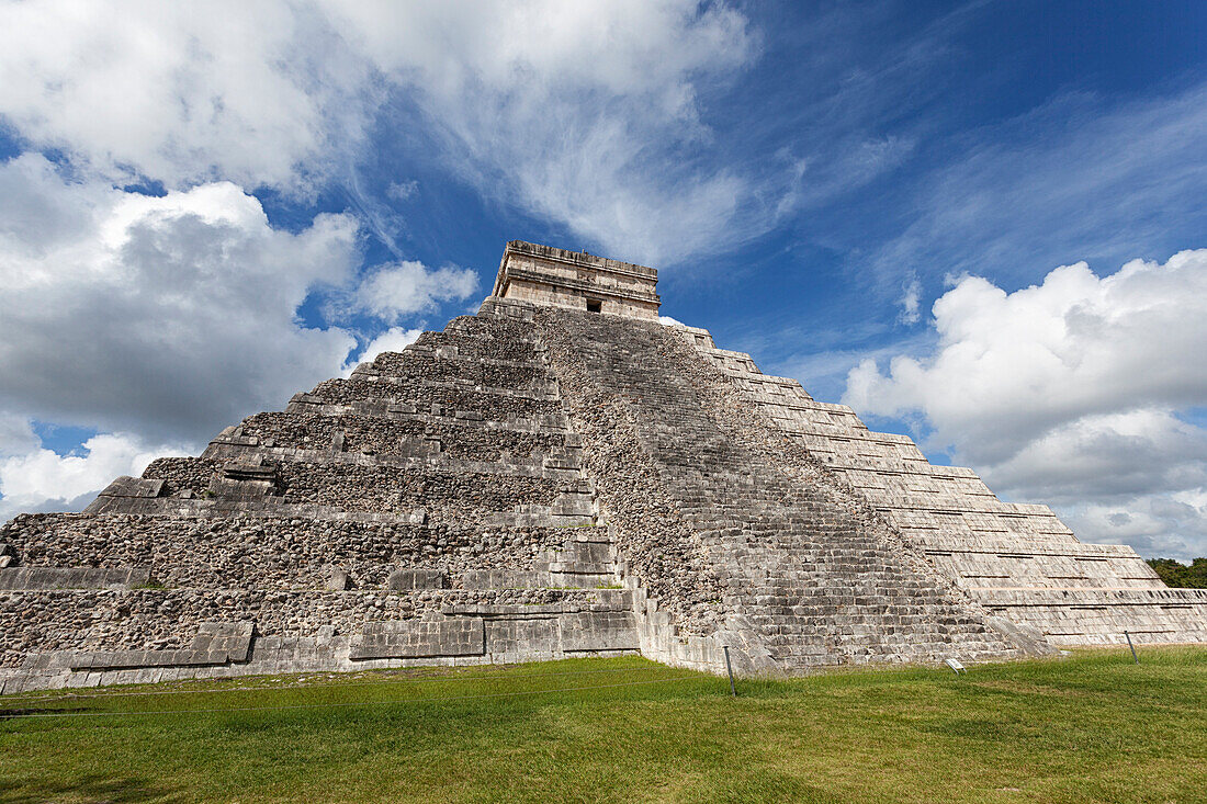 El Castillo, Chichen Itza archeological site, Yucatan, Mexico