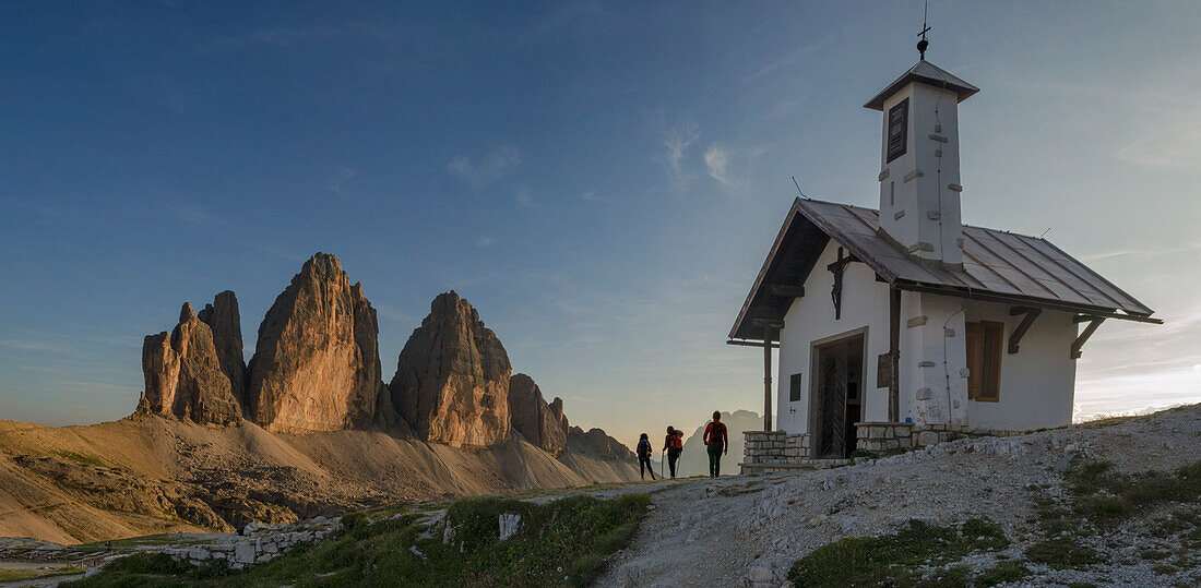 Tre Cime di Lavaredo, Drei zinnen, Three peaks of Lavaredo, Dolomites, South Tyrol, Veneto, Italy, Hikers at Tre Cime di Lavaredo