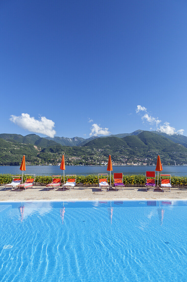 Pool in Portese mit Blick auf Gardone Riviera am Gardasee, Oberitalienische Seen, Lombardei, Norditalien, Italien, Südeuropa, Europa