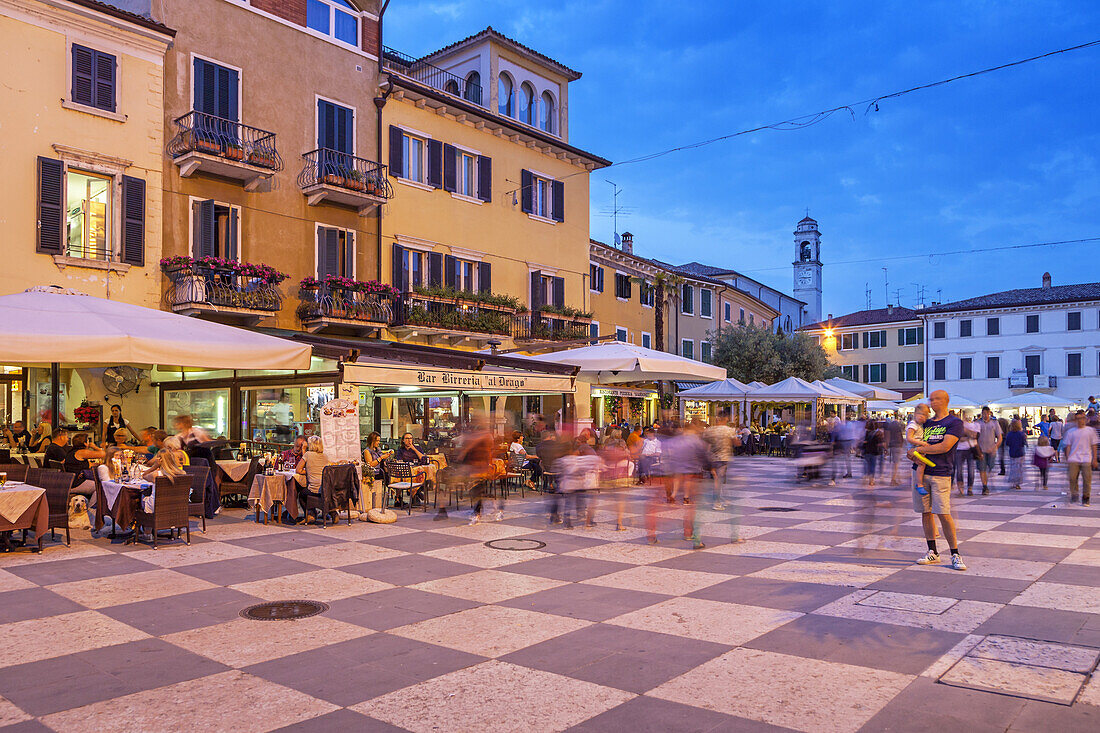 Old town in the evening in Lazise by the Lake Garda, Northern Italien Lakes, Veneto, Northern Italy, Italy, Southern Europe, Europe