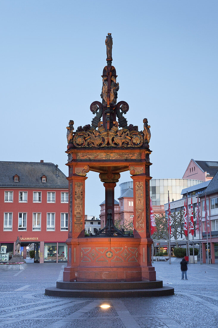 Renaissance well at the marketplace in the historic old town of Mainz, Rhineland-Palatinate, Germany, Europe