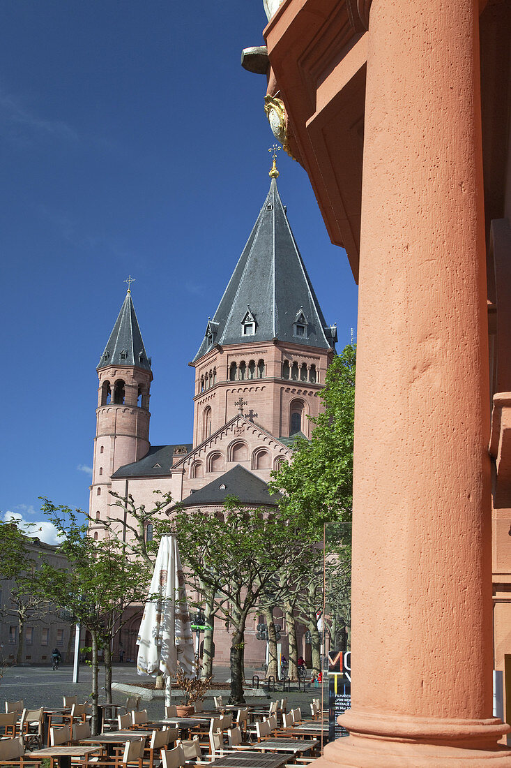 View from the Gutenberg-Museum in the palace of the roman emperor to the Cathedral in the historic old town of Mainz, Rhineland-Palatinate, Germany, Europe