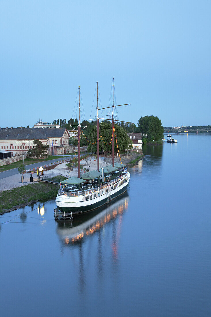 'Segelschiff ''Pieter van Aemstel'' am Rheinufer in Mainz-Kastel, Wiesbaden, Hessen, Deutschland, Europa '