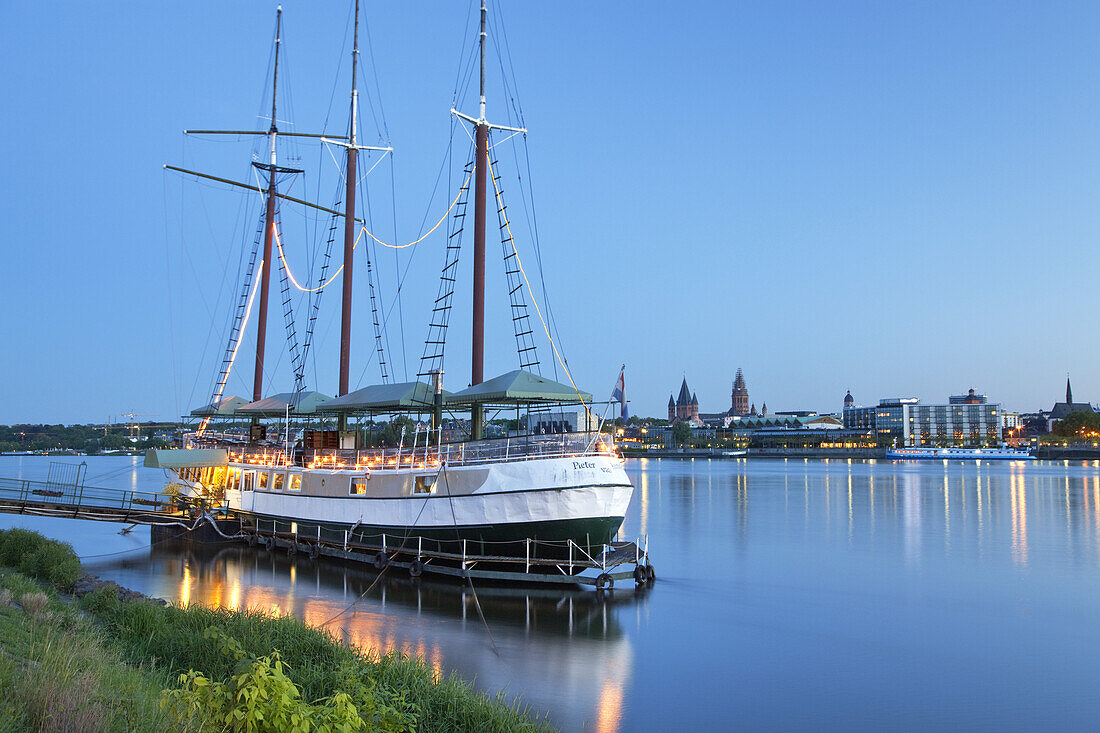 ' View from Mainz-Kastel with tall sailing ship ''Pieter van Aemstel'' over the river Rhine to the old town of Mainz, Wiesbaden, Hesse, Rhineland-Palatinate, Germany, Europe '