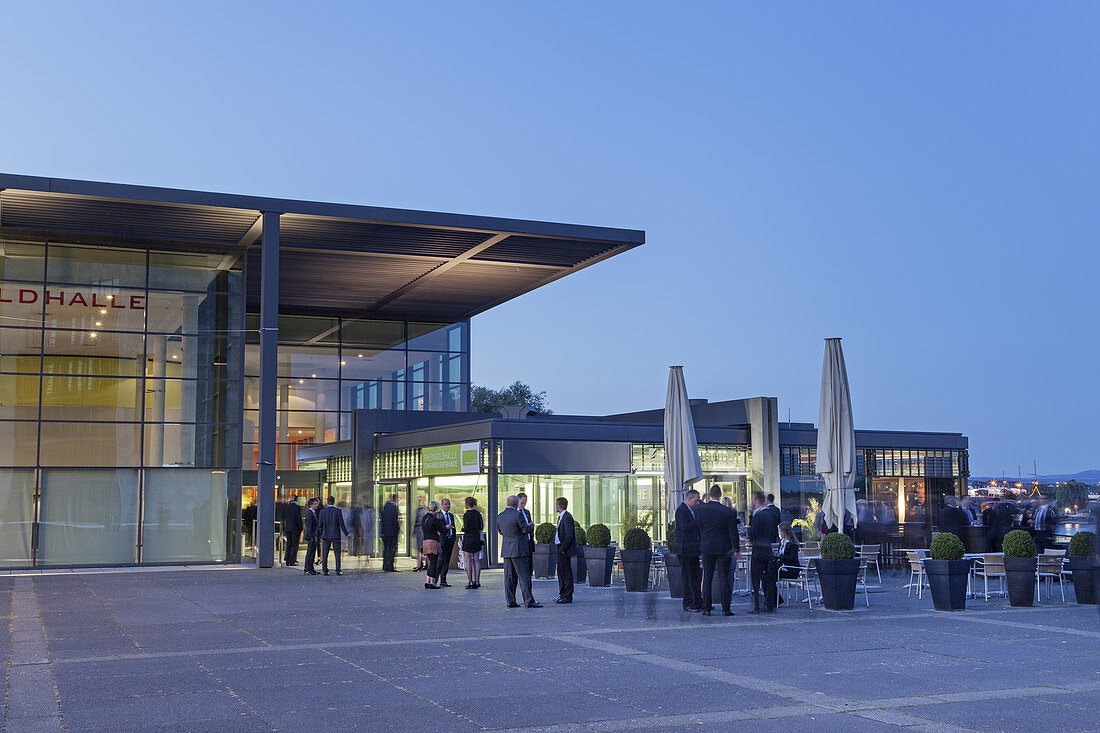 Menschen vor der Rheingoldhalle und Rheingoldbar, Mainz, Rheinland-Pfalz, Deutschland, Europa