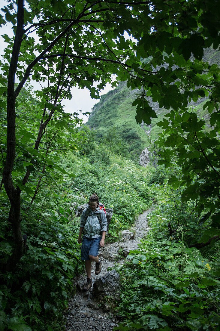 Junge Frau wandert zur Kemptener Hütte in den Alpen