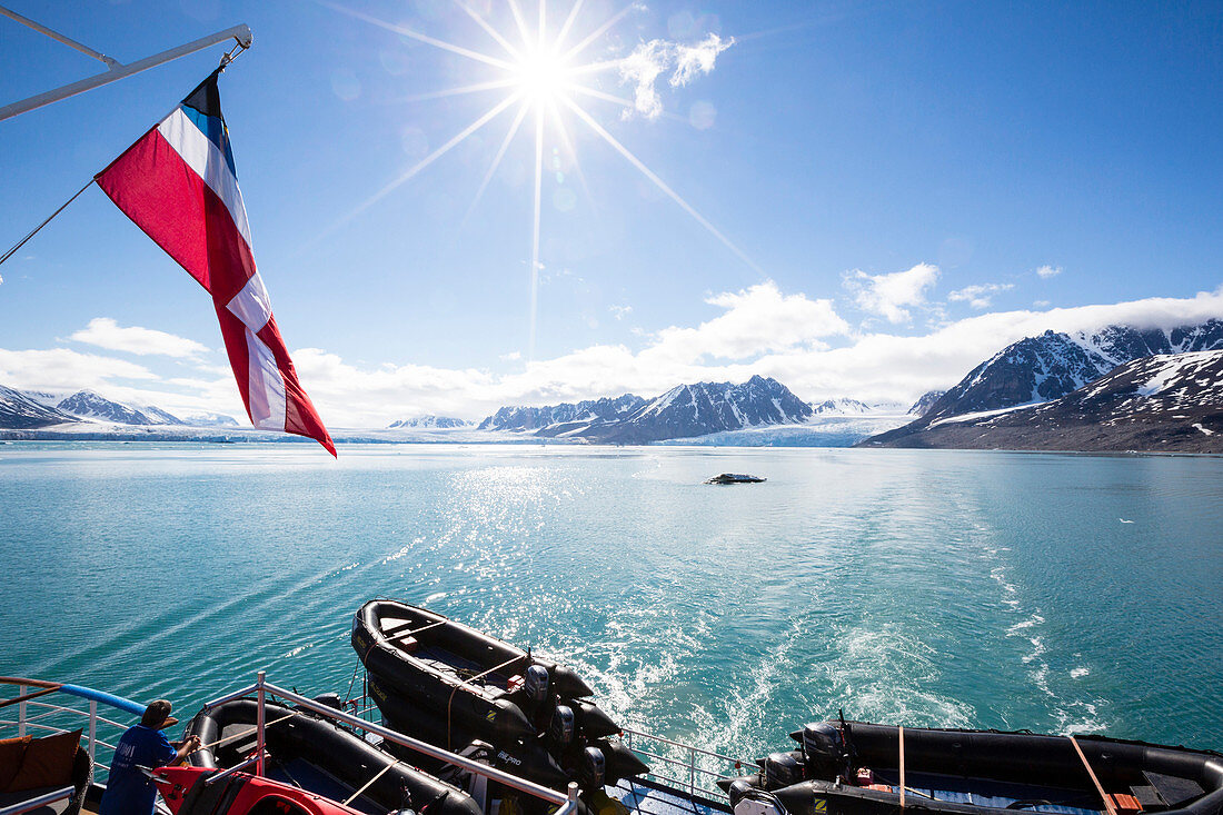 Liefdefjorden, mit links Monacobreen (Monacogletscher), rechts Seligerbreen