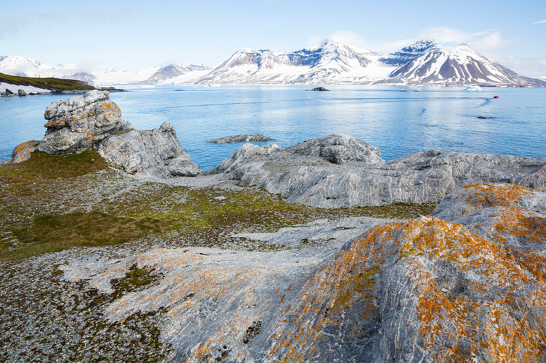 Orange Flechten auf Felsen Schlauchboot, Zodiac verlässt Insel Gnalodden Spitzbergen, Svalbard