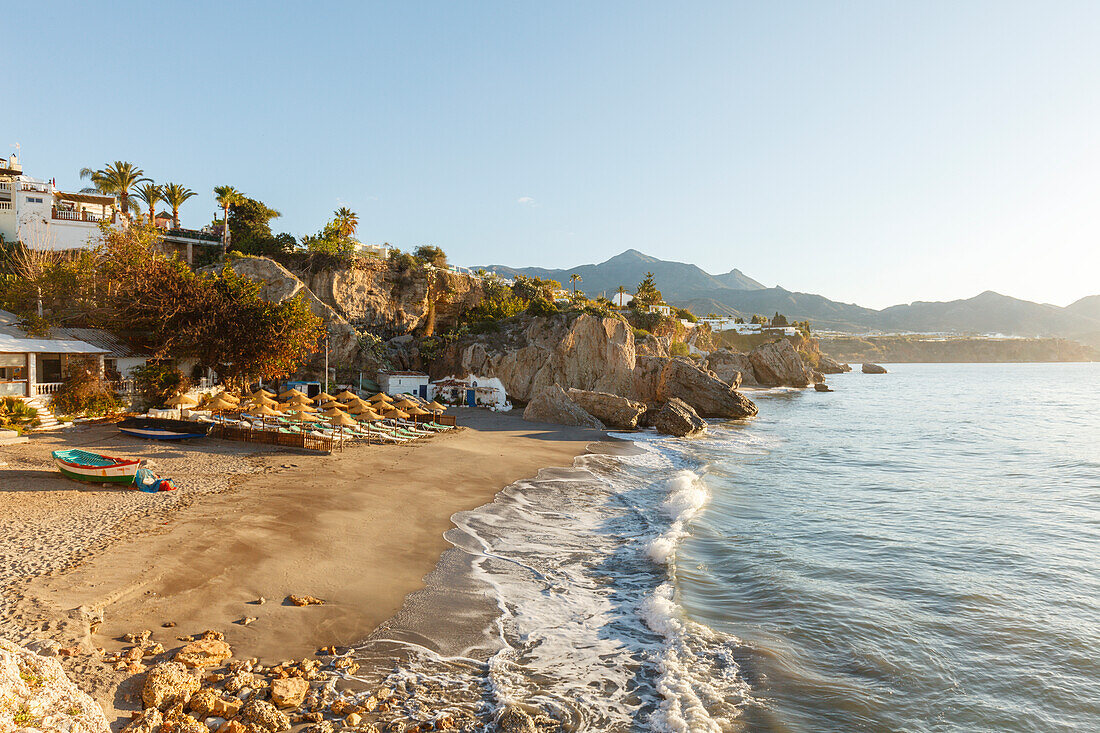 Playa de la Calahonda, Strand unter dem Balcon de Europa, Aussichtspunkt zum Mittelmeer, Nerja, Costa del Sol, Provinz Malaga, Andalusien, Spanien, Europa