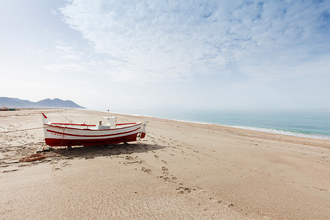Fischerboot am Strand, San Miguel de Cabo de Gata, Parque Natural Cabo de Gata-Níjar, Naturpark, UNESCO Biosphärenreservat, Mittelmeer, Provinz Almeria, Andalusien, Spanien, Europa