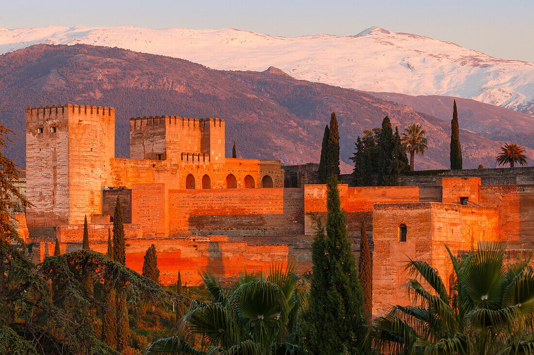Alhambra, Palast, Festungsanlage, Palastburg, maurische Architektur, UNESCO Welterbe, Sierra Nevada mit Schnee, Granada, Andalusien, Spanien, Europa