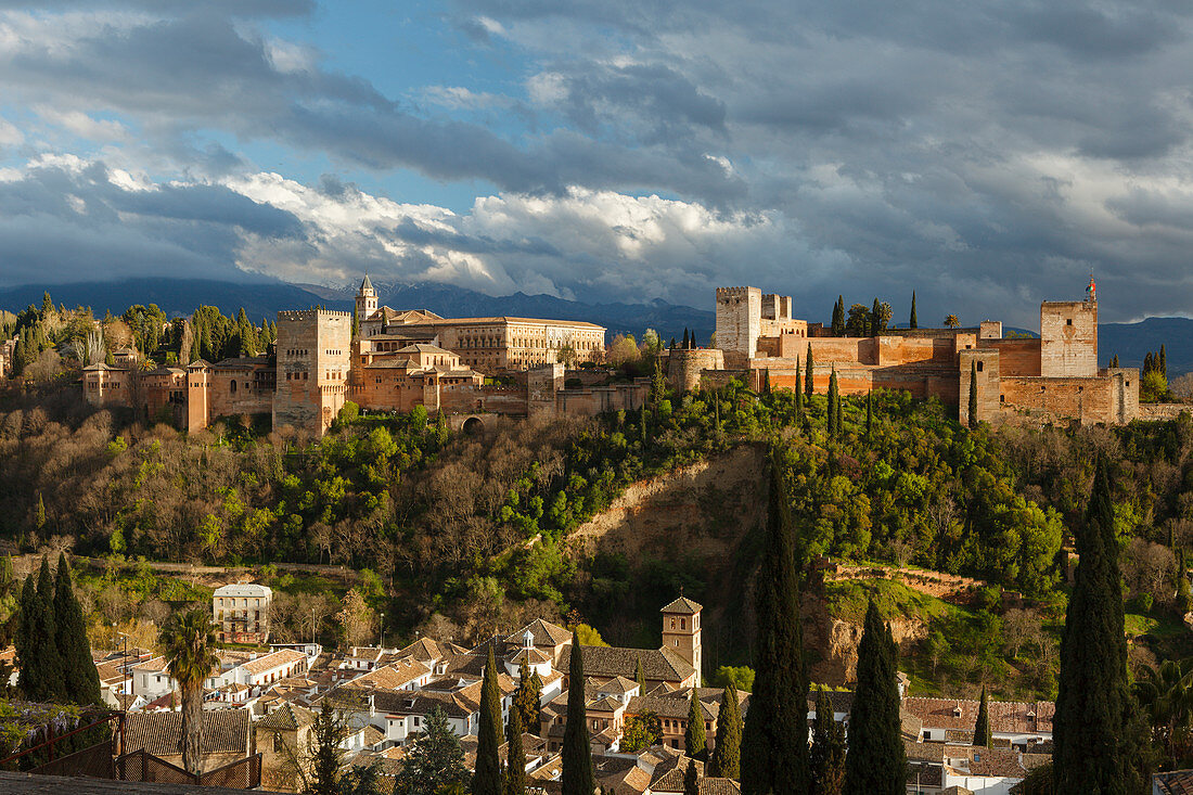 Alhambra, Palast, Festungsanlage, Palastburg, maurische Architektur, UNESCO Welterbe, Blick vom Mirador San Nicolas, Altstadt, Granada, Andalusien, Spanien, Europa
