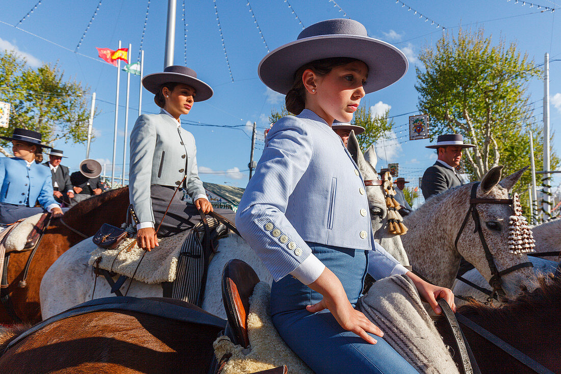 reitende Mädchen mit Sombreros, Pferde, Feria de Abril, Frühlingsfest, Sevilla, Andalusien, Spanien, Europa