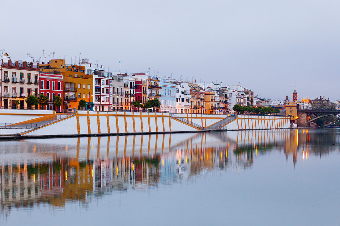 Barrio de Triana im Abendlicht mit Spiegelung, Stadtviertel Triana, Rio Guadalquivir, Fluss, Calle Betis, Sevilla, Andalusien, Spanien, Europa