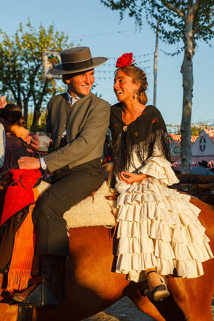 reitendes Paar, Pferd, Feria de Abril, Frühlingsfest, Sevilla, Andalusien, Spanien, Europa