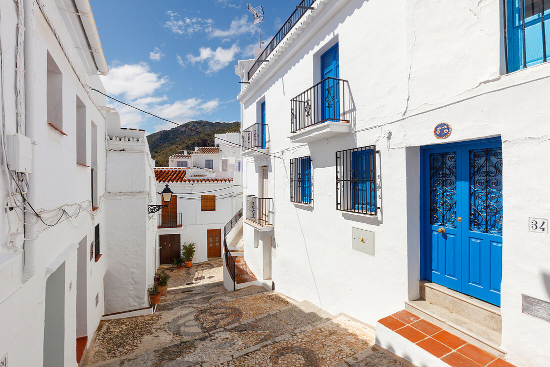 Blaue Tür in Frigiliana, pueblo blanco, weißes Dorf, Provinz Malaga, Andalusien, Spanien, Europa