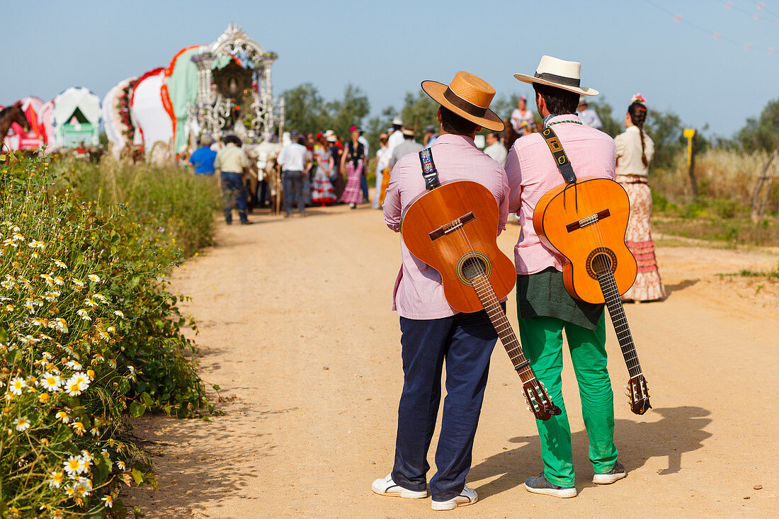 Pilger mit Gitarren, El Rocio, Wallfahrt nach El Rocio, Fest, Pfingsten, Provinz Huelva, Provinz Sevilla, Andalusien, Spanien, Europa