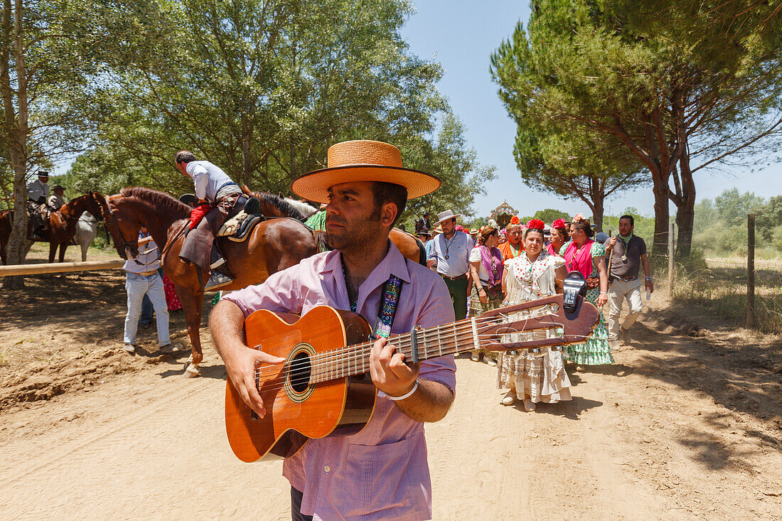 Pilger mit Gitarre, Mann, El Rocio, Wallfahrt nach El Rocio, Fest, Pfingsten, Provinz Huelva, Provinz Sevilla, Andalusien, Spanien, Europa