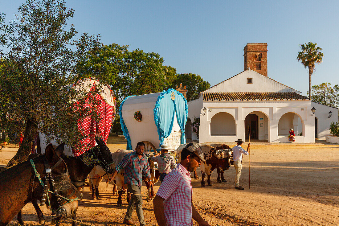 Ermita de Cuatrovitas, Kapelle, Ochsenkarren, El Rocio, Wallfahrt nach El Rocio, Fest, Pfingsten, Provinz Huelva, Provinz Sevilla, Andalusien, Spanien, Europa