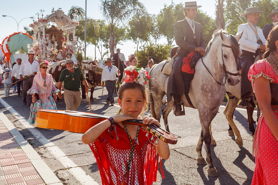 Mädchen mit Gitarre, Rückkehr nach Sevilla, El Rocio, Wallfahrt nach El Rocio, Fest, Pfingsten, Provinz Huelva, Provinz Sevilla, Andalusien, Spanien, Europa