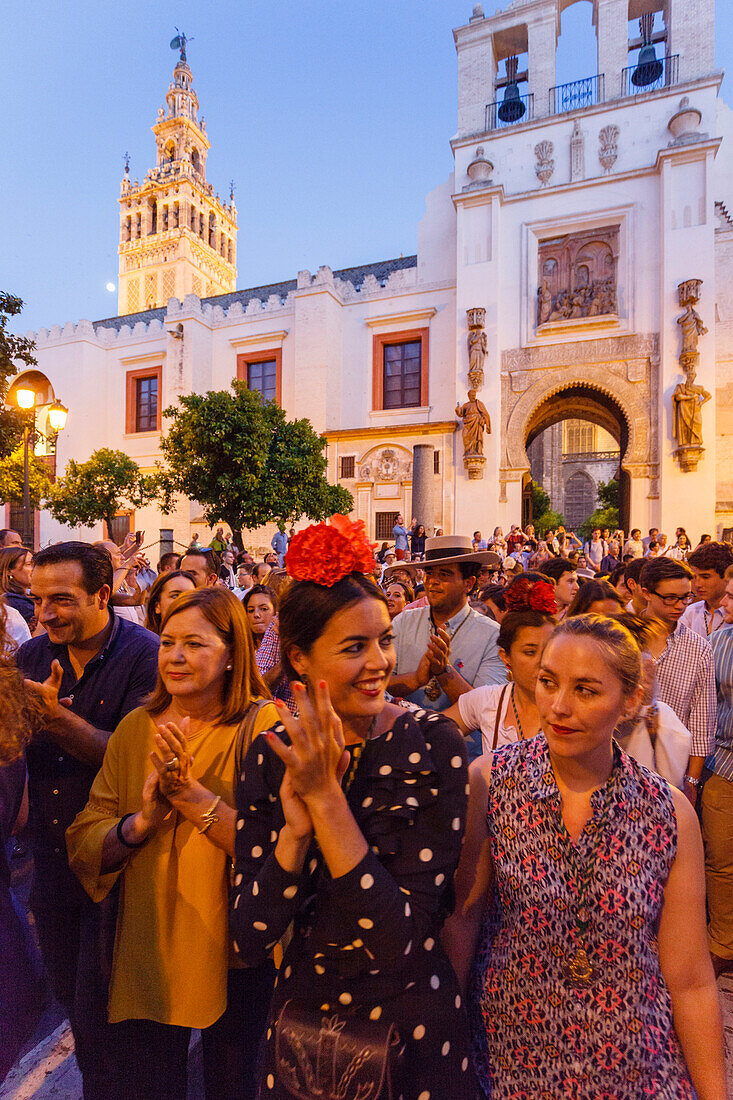 women singing, Giralda, return to Sevilla, El Rocio, pilgrimage, Pentecost festivity, Huelva province, Sevilla province, Andalucia, Spain, Europe