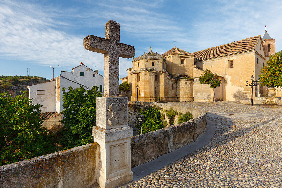 Steinkreuz neben Iglesia del Carmen, Kirche, Alhama de Granada, Provinz Granada, Andalusien, Spanien, Europa