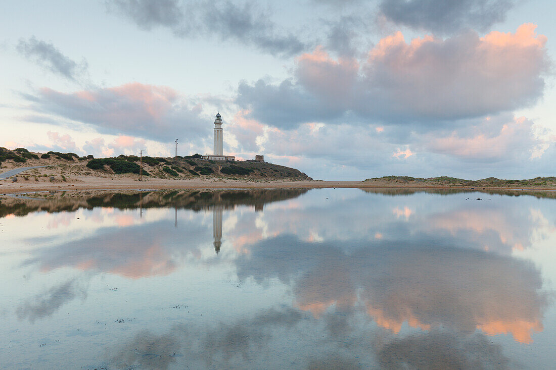 Leuchtturm, Wasserspiegelung, Cabo de Trafalgar, bei Los Caños de Meca, bei Vejer de la Frontera, Costa de la Luz, Atlantik, Provinz Cadiz, Andalusien, Spanien, Europa